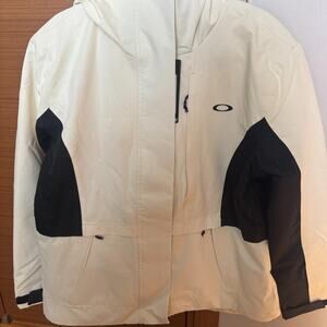 White and black oakley ski